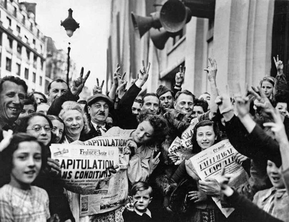 Победа в париже 8 мая 1945.JPG